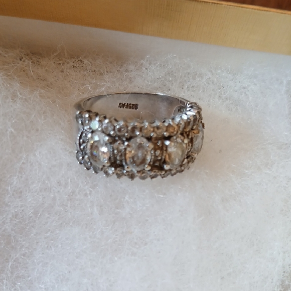 Jewelry - Elegant Silver Women's Ring